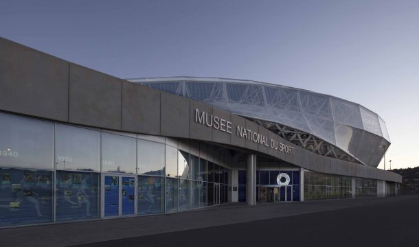 Eingangsbereich und Fassade des Museums Musee du Sport in Nizza