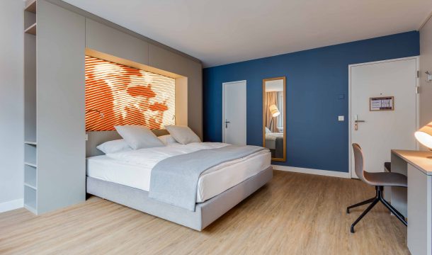 Doppelzimmer mit King Size Bed im Hotel Wettstein in Basel