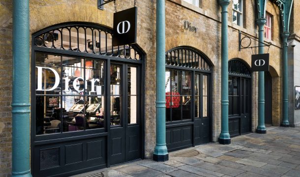 Schaufenster und Fassade bei Dior Parfum und Kostmetik in London Covent Garden