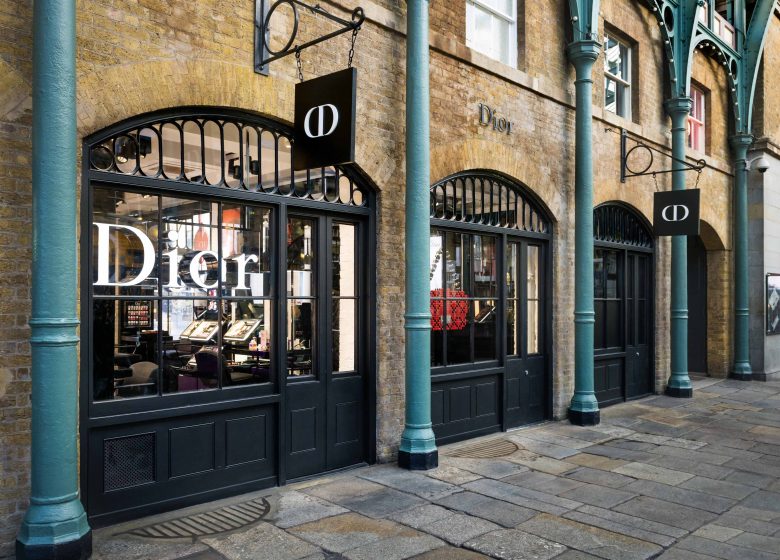 Schaufenster und Fassade bei Dior Parfum und Kostmetik in London Covent Garden