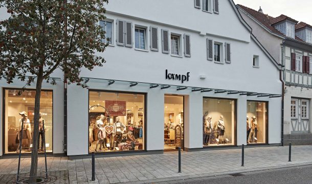 Fassade und Schaufenster beim Modehaus Kaempf in Ditzingen