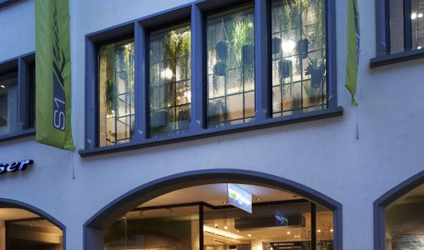 Fassade und Schaufenster im Modehaus Kaiser in Freiburg