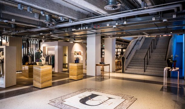 Eingangsbereich und Treppe im Modehaus Unger in Hamburg